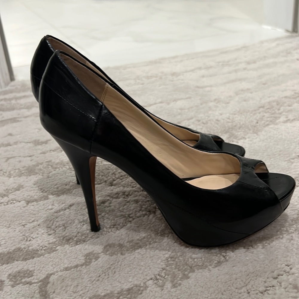 Pelle Moda Peep Toe Black Pump Size 6